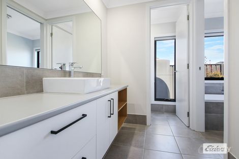 Property photo of 32 Hampshire Boulevard Leneva VIC 3691