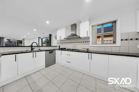 Property photo of 16 Pine Valley Rise Craigieburn VIC 3064