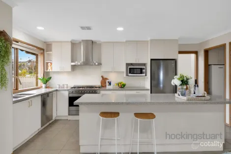 Property photo of 17 Franklin Close Wallan VIC 3756