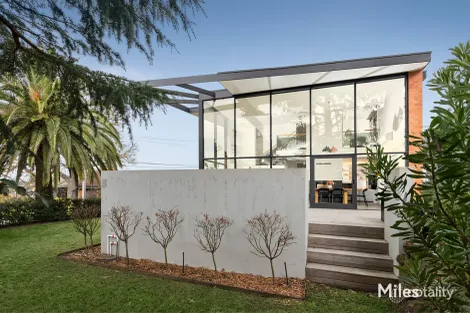 Property photo of 2 Charteris Drive Ivanhoe East VIC 3079