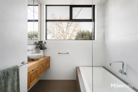 Property photo of 2 Charteris Drive Ivanhoe East VIC 3079