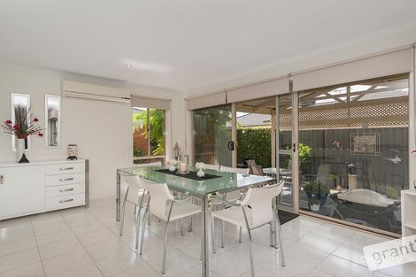 Property photo of 52 Edgbaston Circuit Berwick VIC 3806