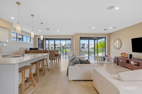 Property photo of 32 Harbourvue Court Helensvale QLD 4212