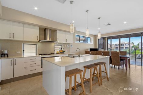 Property photo of 32 Harbourvue Court Helensvale QLD 4212