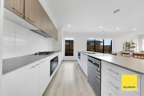 Property photo of 2 Bracegirdle Drive Mickleham VIC 3064