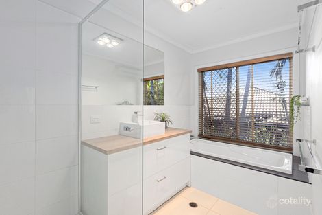 Property photo of 24 Enderbury Crescent Pacific Pines QLD 4211