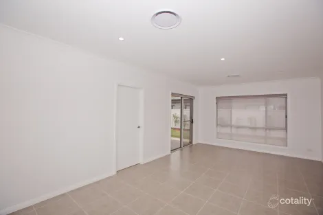 Property photo of 3 Piper Circuit Griffith NSW 2680