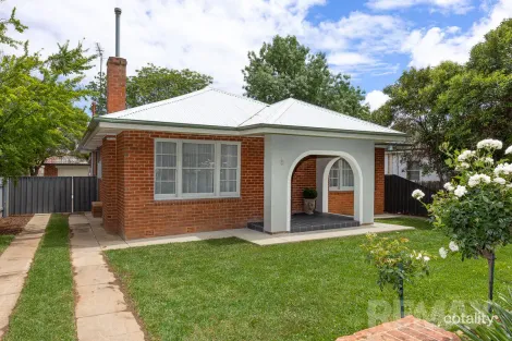 8 Halloran St, Turvey Park, NSW 2650