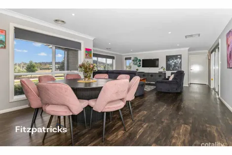 Property photo of 33 Sturrock Drive Boorooma NSW 2650