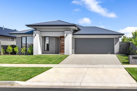 35 Grainger Pde, Lucas, VIC 3350
