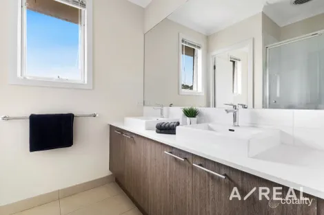 Property photo of 8 Iris Court Keysborough VIC 3173