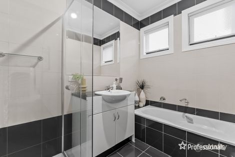 Property photo of 17 Cambridge Crescent Taylors Lakes VIC 3038
