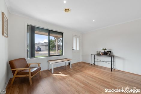 Property photo of 9 Ormesby Place Deer Park VIC 3023