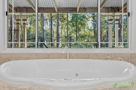 Property photo of 10 Correa Court Cashmere QLD 4500