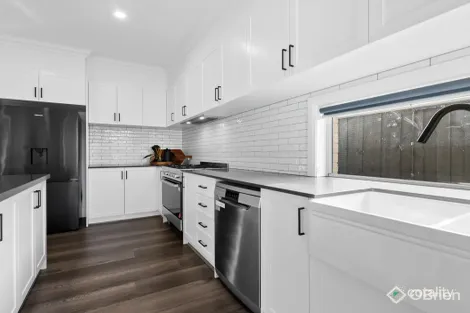 Property photo of 71 Hikari Crescent Cranbourne South VIC 3977