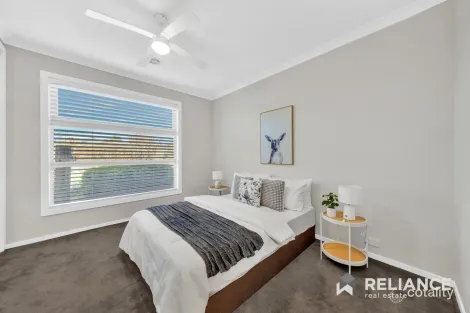 Property photo of 17 Ellenborough Crescent Manor Lakes VIC 3024