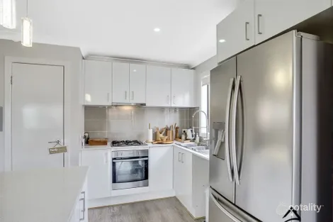 Property photo of 17 Miniata Way Manor Lakes VIC 3024