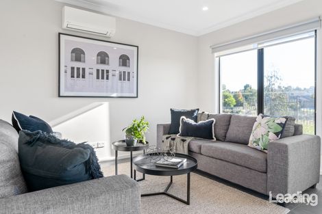 Property photo of 10 Short Walk Sunbury VIC 3429