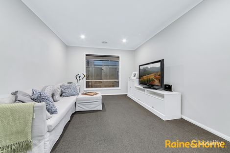 Property photo of 21 Cortajalla Avenue Clyde North VIC 3978