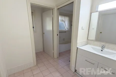 Property photo of 2 Glenvale Place Bourkelands NSW 2650