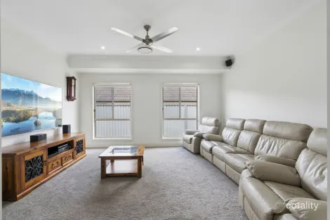 Property photo of 1 Sylvia Close Pacific Pines QLD 4211