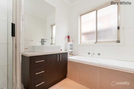 Property photo of 10 Finsbury Close Caroline Springs VIC 3023