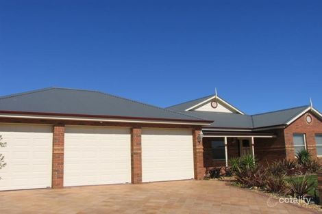 Property photo of 14 St Ives Drive Narre Warren South VIC 3805