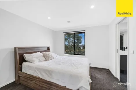 Property photo of 32 Waterbird Circuit Weir Views VIC 3338