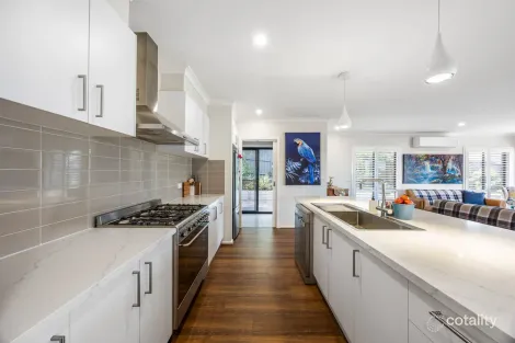 Property photo of 71 Yellow Gum Boulevard Sunbury VIC 3429