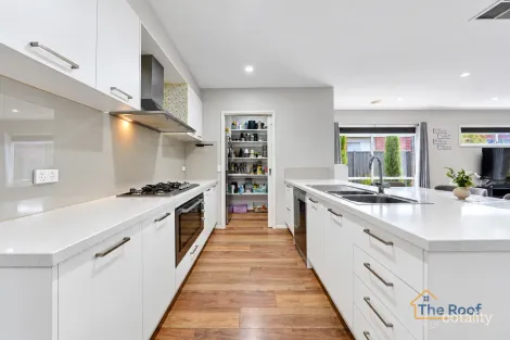 Property photo of 34 Springbrook Parkway Cobblebank VIC 3338