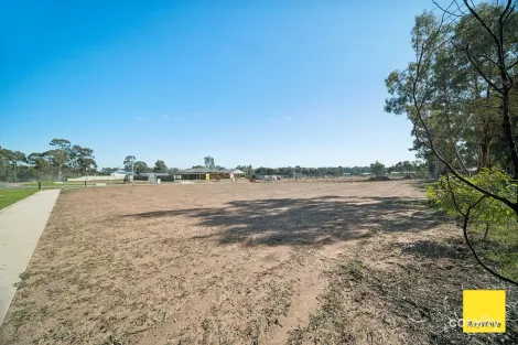Property photo of 2 Wallawa Place Huntly VIC 3551