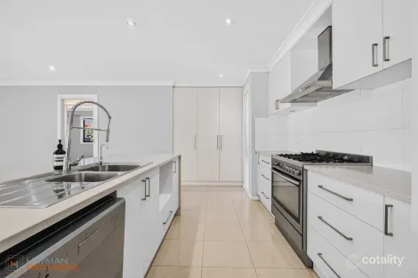Property photo of 32 Mawson Drive Mawson ACT 2607