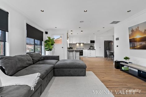 Property photo of 2/4 Weyburn Place Avondale Heights VIC 3034