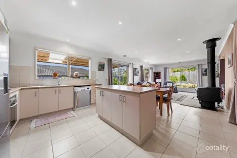 Property photo of 12 Rivendale Crescent Drouin VIC 3818