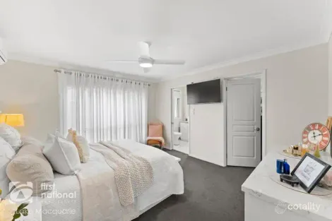 Property photo of 24 Lakeaire Circuit Cameron Park NSW 2285