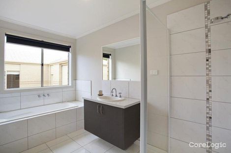 Property photo of 7 Tara Grove Drouin VIC 3818