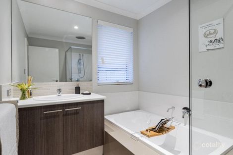 2 Freesia St, Piara Waters, WA 6112