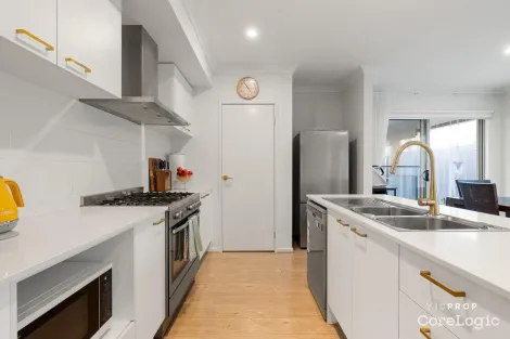 Property photo of 64 Karawarra Circuit Cranbourne North VIC 3977