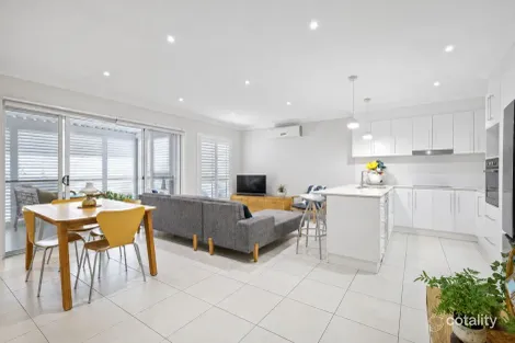 Property photo of 2/245A Mackenzie Street Centenary Heights QLD 4350