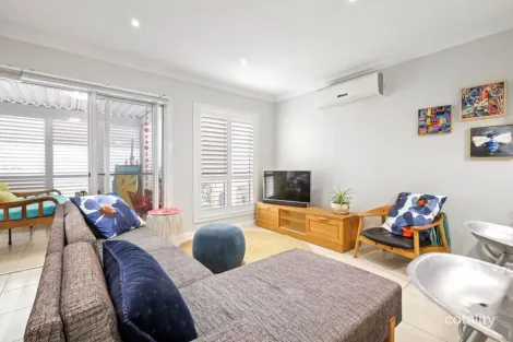 Property photo of 2/245A Mackenzie Street Centenary Heights QLD 4350
