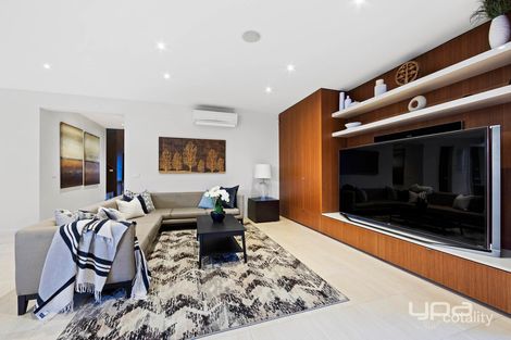 Property photo of 16 Peppermint Grove Taylors Hill VIC 3037