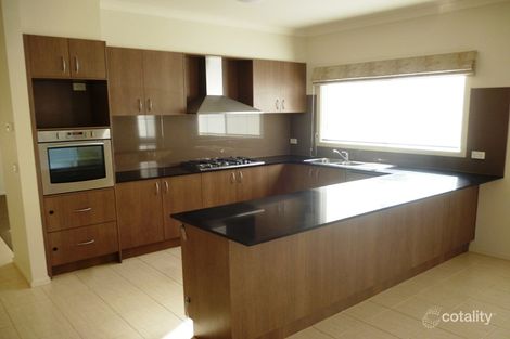 Property photo of 5 Stradbroke Gardens Caroline Springs VIC 3023