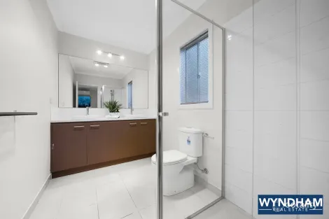 Property photo of 42 Eltham Parade Manor Lakes VIC 3024