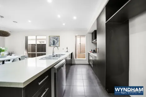 Property photo of 42 Eltham Parade Manor Lakes VIC 3024