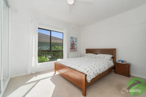 Property photo of 2 Bayside Grove Seaford VIC 3198