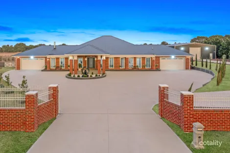 Property photo of 11 Rangeview Close Mickleham VIC 3064