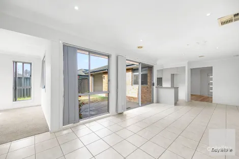 Property photo of 6 Stapehill Court Deer Park VIC 3023