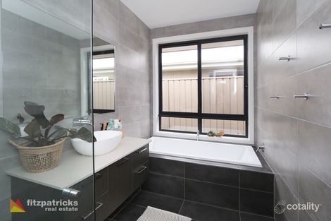 Property photo of 14 Goldstein Crescent Lloyd NSW 2650