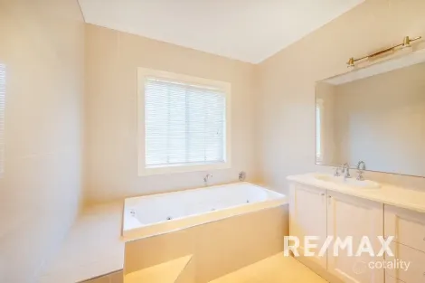 Property photo of 4 Hickory Place Springvale NSW 2650