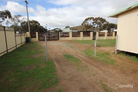 11 Doreen St, Narembeen, WA 6369
